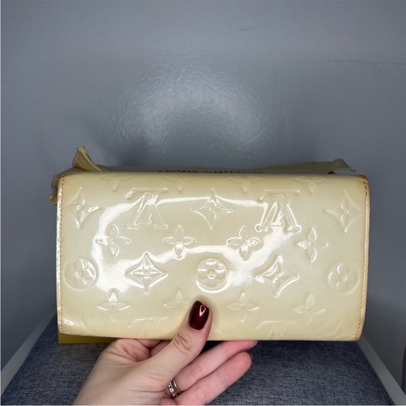 Louis Vuitton Sarah Patent
Leather Wallet  full enclosure : box  and dust bag - Picture 2 of 11